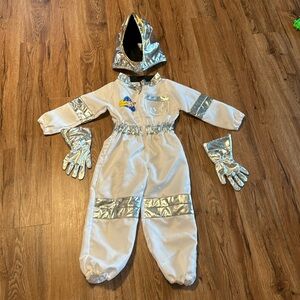 Melissa and Doug unisex white space suit fits size 3-6 years old